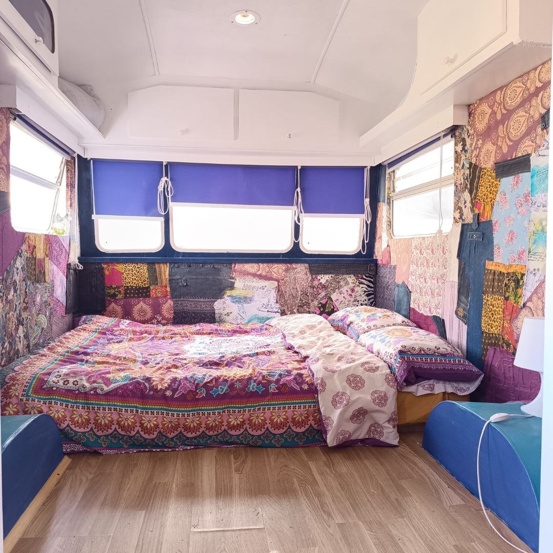 Interior de la caravana en Tropikal
