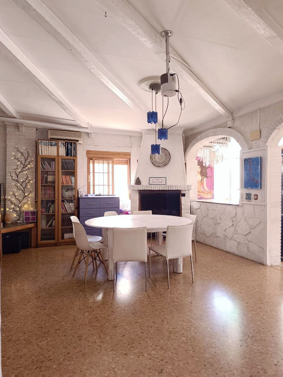 Comedor con chimenea en Tropikal