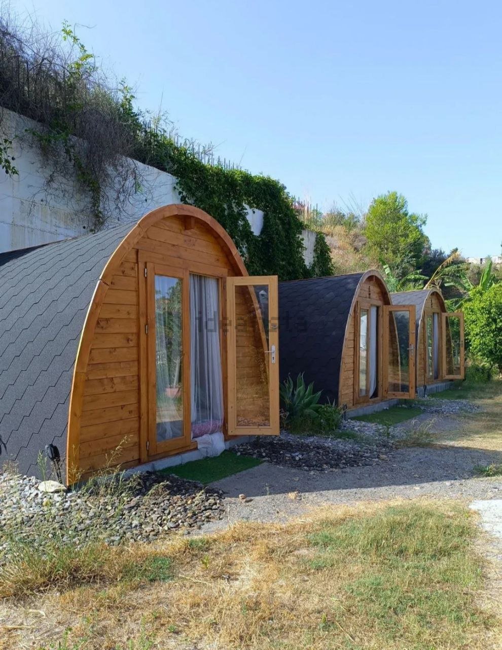 Cabañas de madera en el jardín de Tropikal